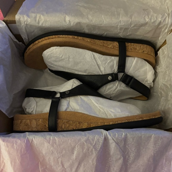 ⭐️SALE⭐️Vionic Kirra II toe post sling back black leather sandals - Picture 5 of 7